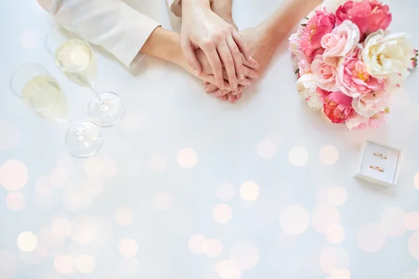 レズビアンのカップルの手と結婚指輪 — ストック写真