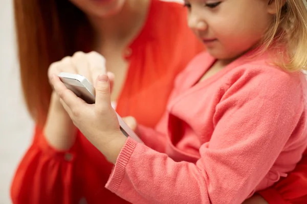 Žena a dívka s smartphone — Stock fotografie