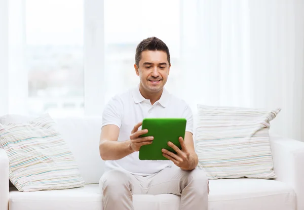 Homem com tablet pc em casa — Fotografia de Stock