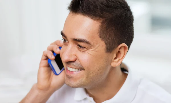 Homem chamando no smartphone — Fotografia de Stock