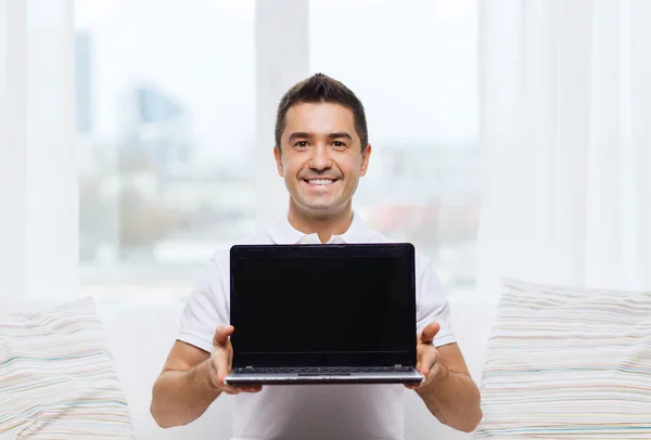 Homem feliz mostrando tela do laptop — Fotografia de Stock
