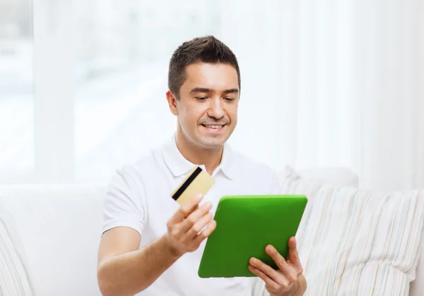 Lächelnder Mann arbeitet mit Tablet-PC — Stockfoto