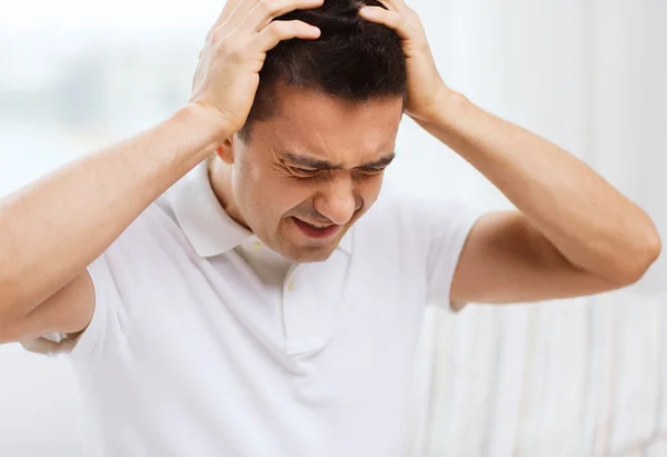 Man suffering from head ache — Stock Photo, Image