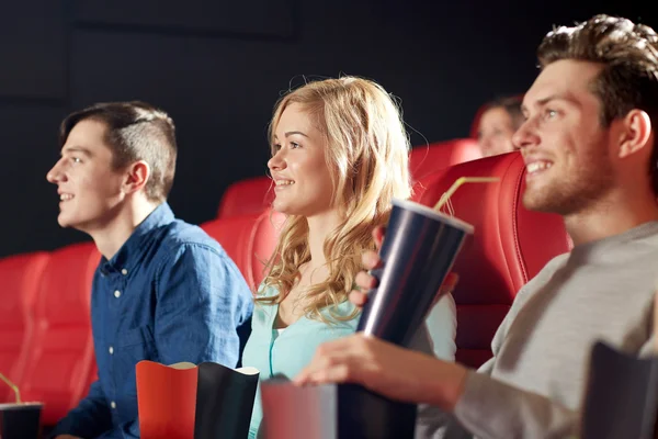 Gelukkig vrienden kijken film in theater — Stockfoto