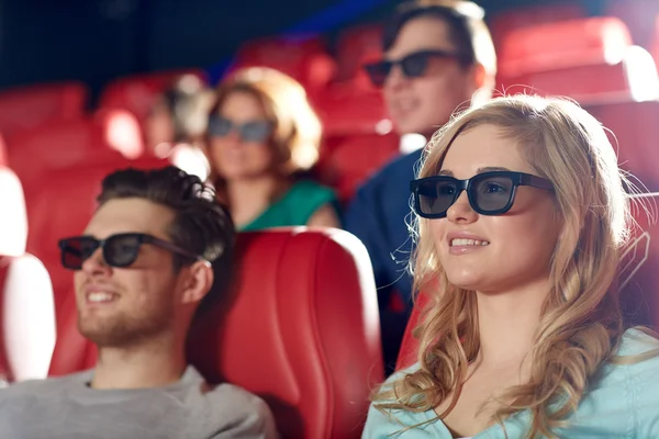Friends watching movie in 3d theater — Stock Photo, Image