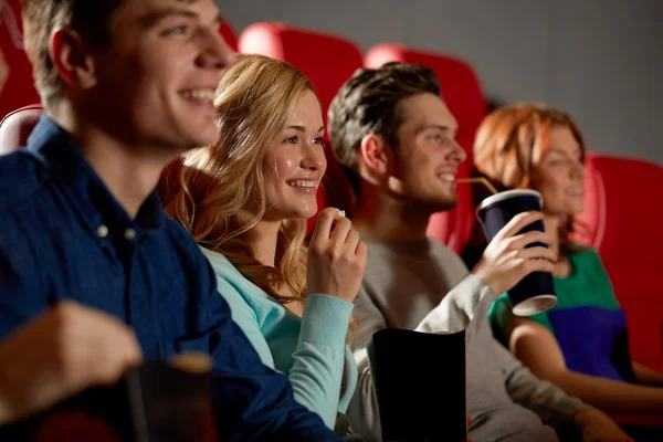 Gelukkig vrienden kijken film in theater — Stockfoto