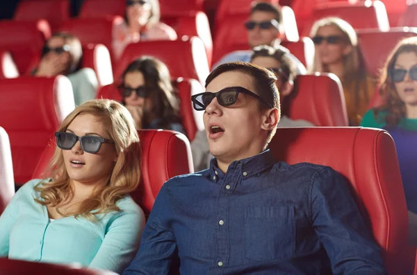 Friends watching horror   in 3d theater — Stock Photo, Image