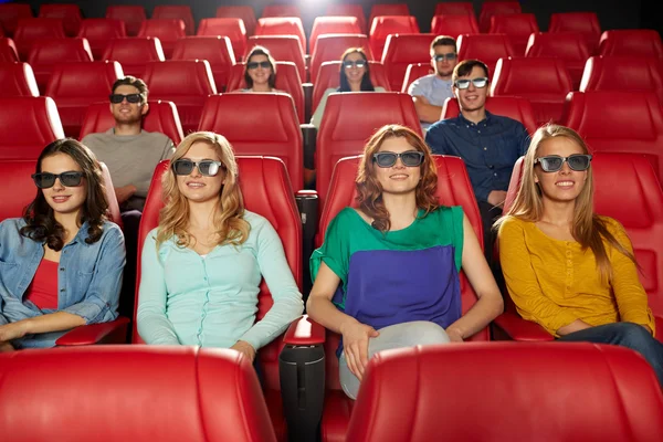 Vrienden kijken naar film in 3D-theater — Stockfoto