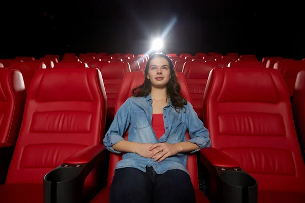 Femme regardant un film dans le théâtre — Photo