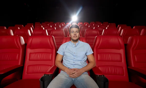 Jovem assistindo filme no teatro — Fotografia de Stock