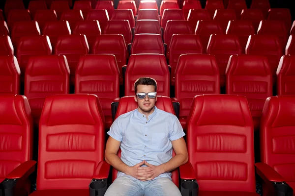 Мужчина смотрит кино в 3D-театре — стоковое фото
