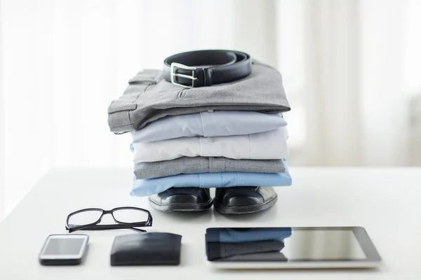 Formele kleding en persoonlijke spullen — Stockfoto