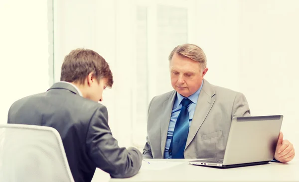 Older and young businessmen in office — Stock Photo, Image