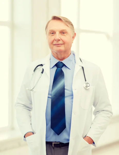 Uomo anziano medico con stetoscopio — Foto Stock