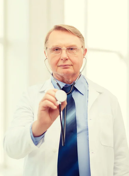 Старший врач со стетоскопом — стоковое фото