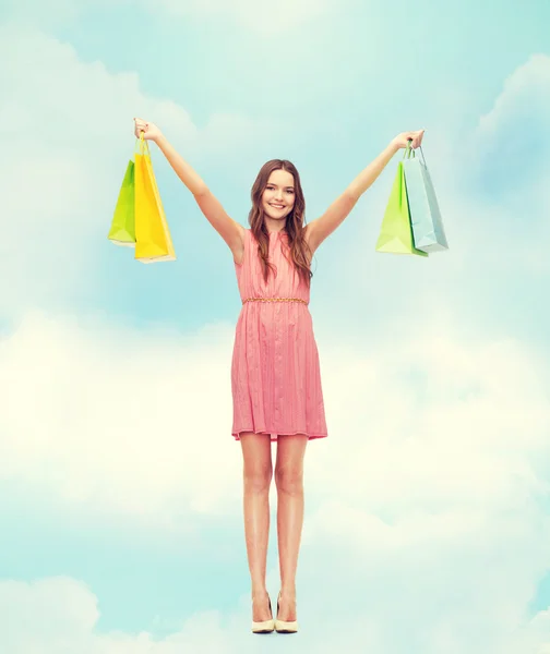 Jeune femme avec des sacs à provisions — Photo