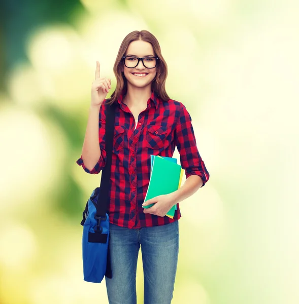 Usměvavá studentka s taškou — Stock fotografie