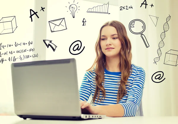 Menina adolescente com laptop — Fotografia de Stock