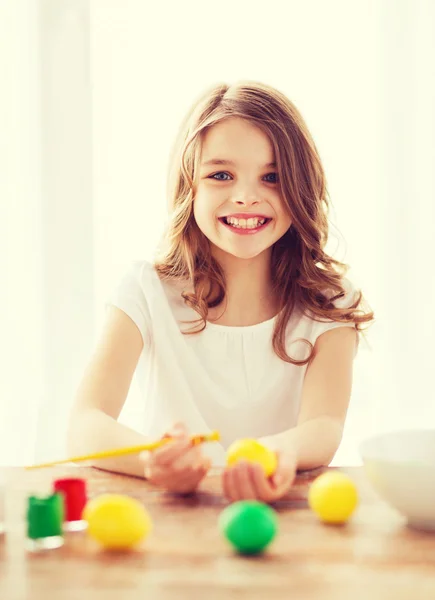 Bambina colorare le uova per Pasqua — Foto Stock