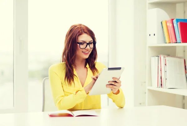 Studente con tablet pc — Foto Stock