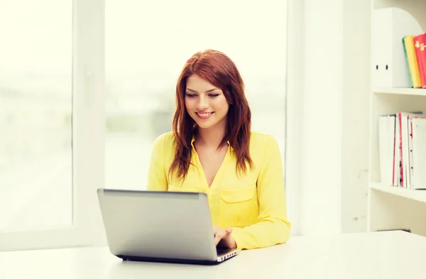 Studente con computer portatile — Foto Stock