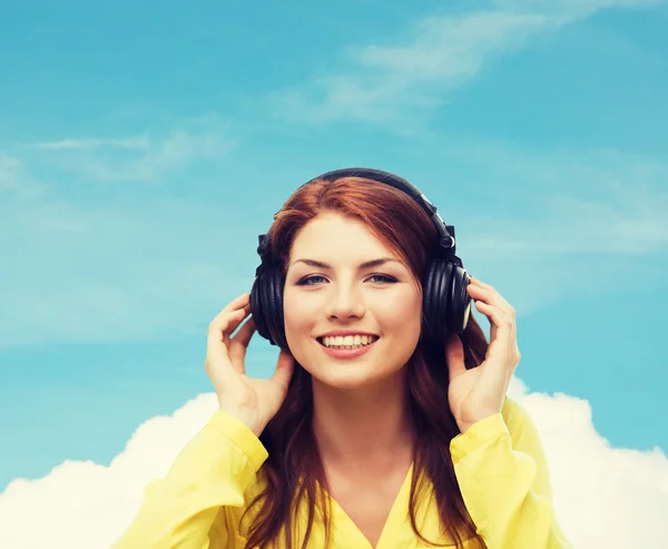 Sorrindo menina em fones de ouvido — Fotografia de Stock