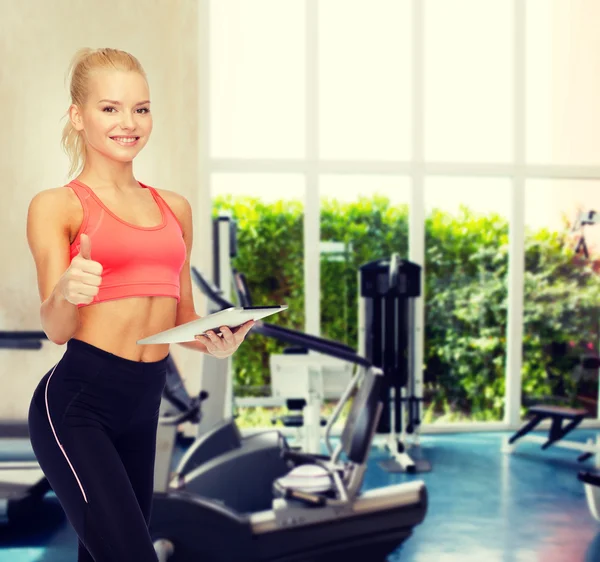 Mujer deportiva haciendo ejercicio en el gimnasio —  Fotos de Stock