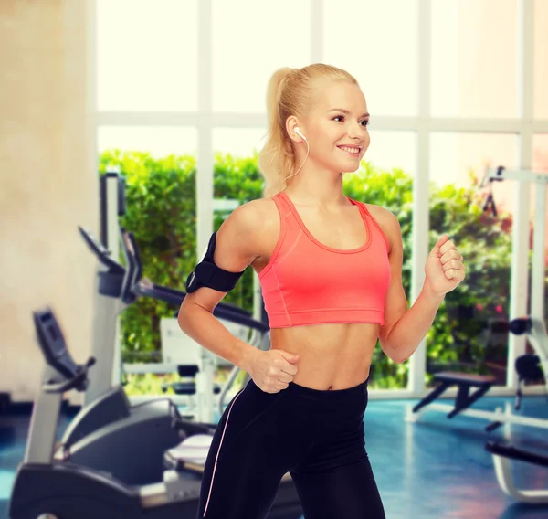 Donna sportiva che lavora in palestra — Foto Stock