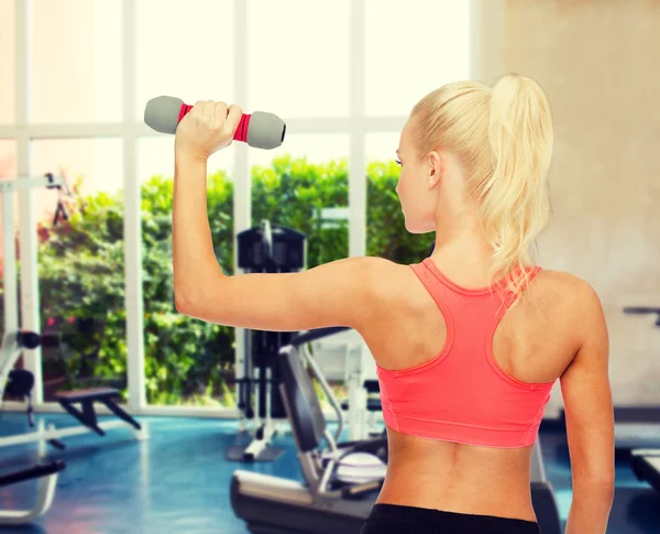 Sportif kadın spor salonunda egzersiz — Stok fotoğraf