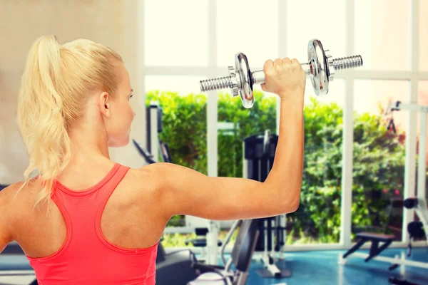 Sportiga kvinnan arbetande ute i gym — Stockfoto