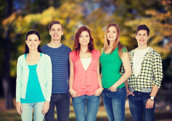 Grupp leende studenter står — Stockfoto