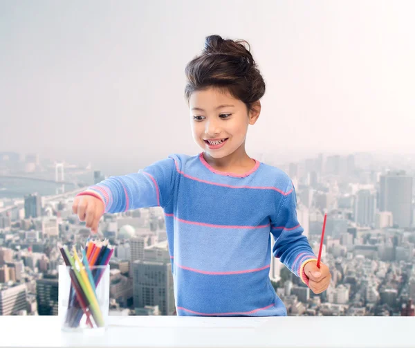 Маленька дівчинка малює олівцями — стокове фото