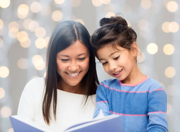 Moeder en dochter lezen boek — Stockfoto