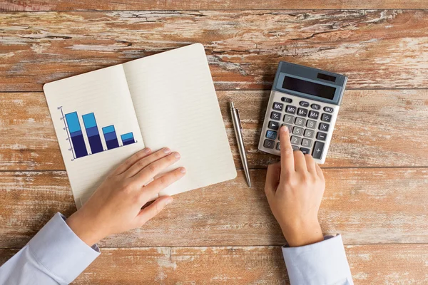 Hände mit Taschenrechner und Notizbuch — Stockfoto