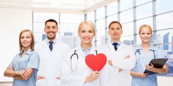 Médicos cardiólogos con corazón rojo — Foto de Stock