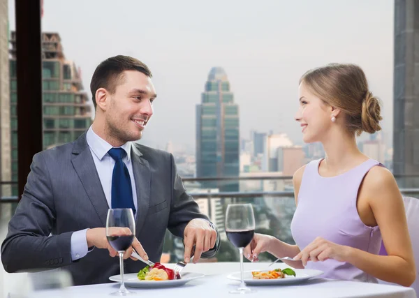 Jong stel in restaurant — Stockfoto