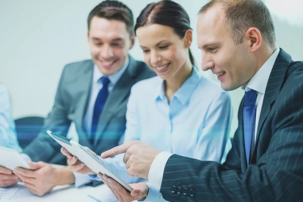 Equipe de negócios tendo discussão — Fotografia de Stock