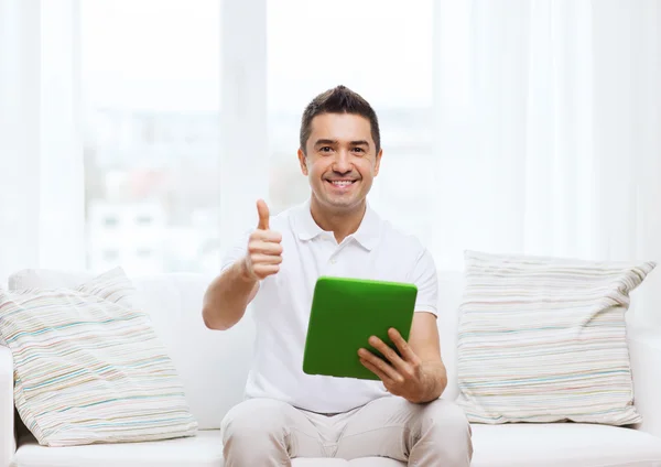 El hombre que trabaja con la tableta PC en casa — Foto de Stock