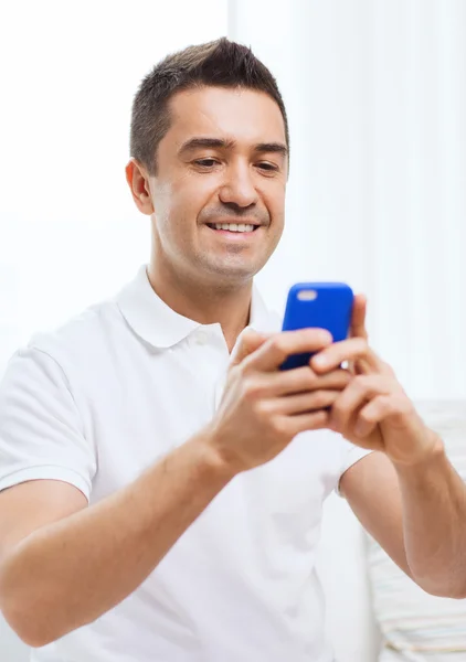 Man met smartphone thuis — Stockfoto