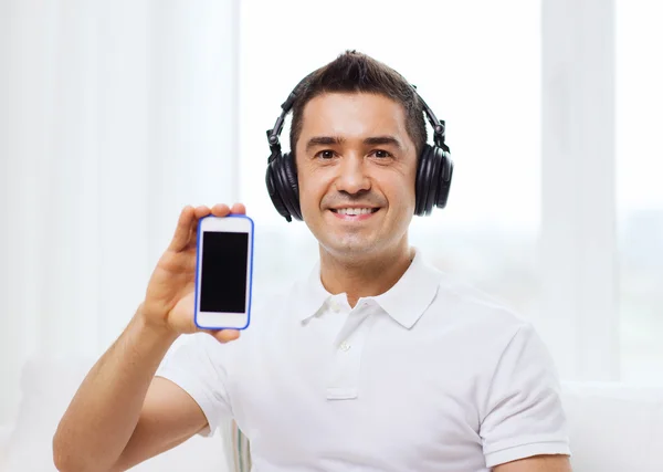 Adam akıllı telefon ve kulaklık — Stok fotoğraf