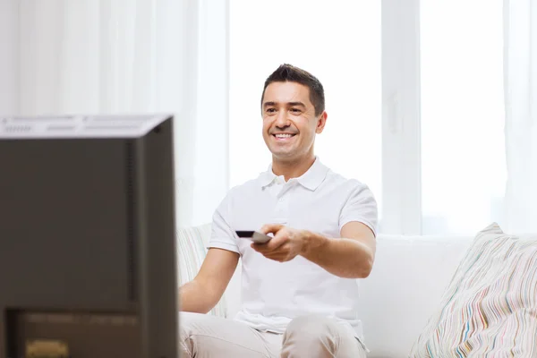 Homem com controle remoto assistindo TV — Fotografia de Stock