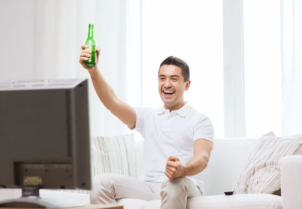 Άνθρωπος, βλέποντας τηλεόραση και πίνοντας μπύρα — Φωτογραφία Αρχείου