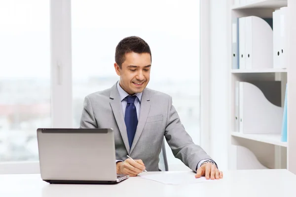 Geschäftsmann arbeitet mit Laptop — Stockfoto