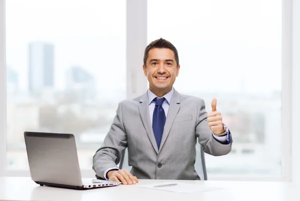 Zakenman werkt met laptop — Stockfoto