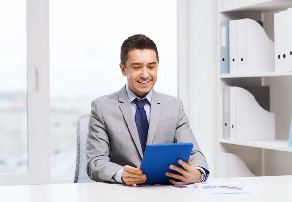 Zakenman met tablet pc in office — Stockfoto