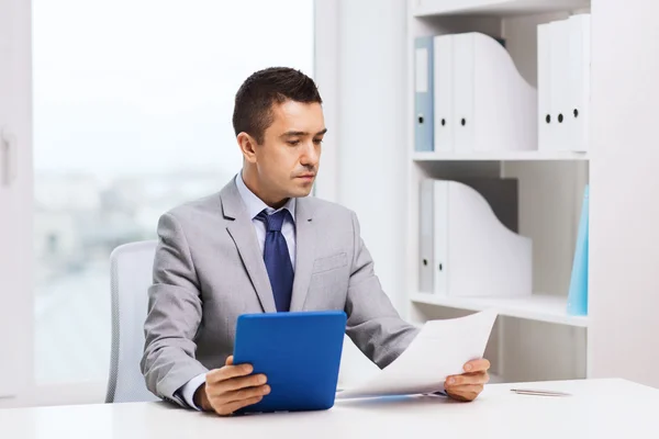 Zakenman met Tablet PC- en papieren — Stockfoto