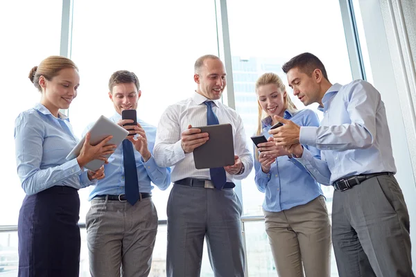 Affärsmän med tabletter och smartphones — Stockfoto