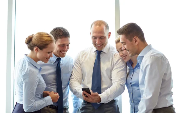 Menschen mit Tablet-PC und Smartphones — Stockfoto