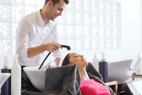 Jeune femme au salon de coiffure — Photo