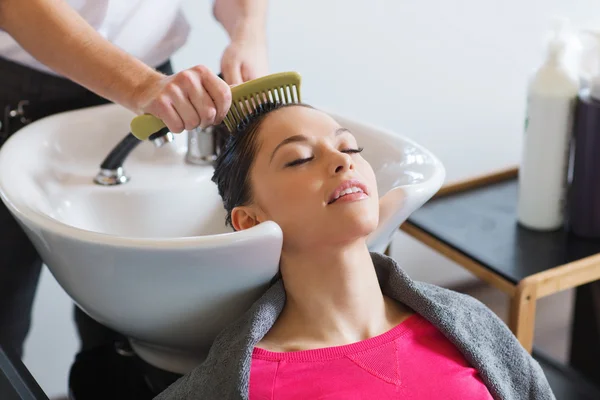 Mujer joven en la peluquería — Foto de Stock